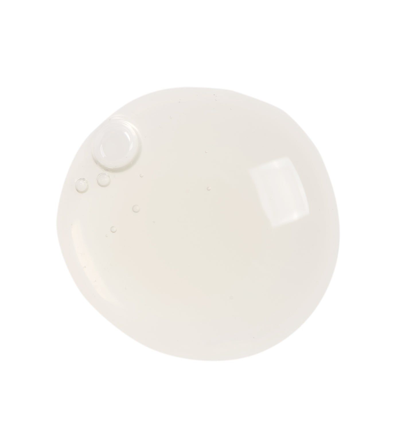 Klare Serum-Pfütze auf weißem Hintergrund. Einige kleine Blasen im Serum. Runde Form.