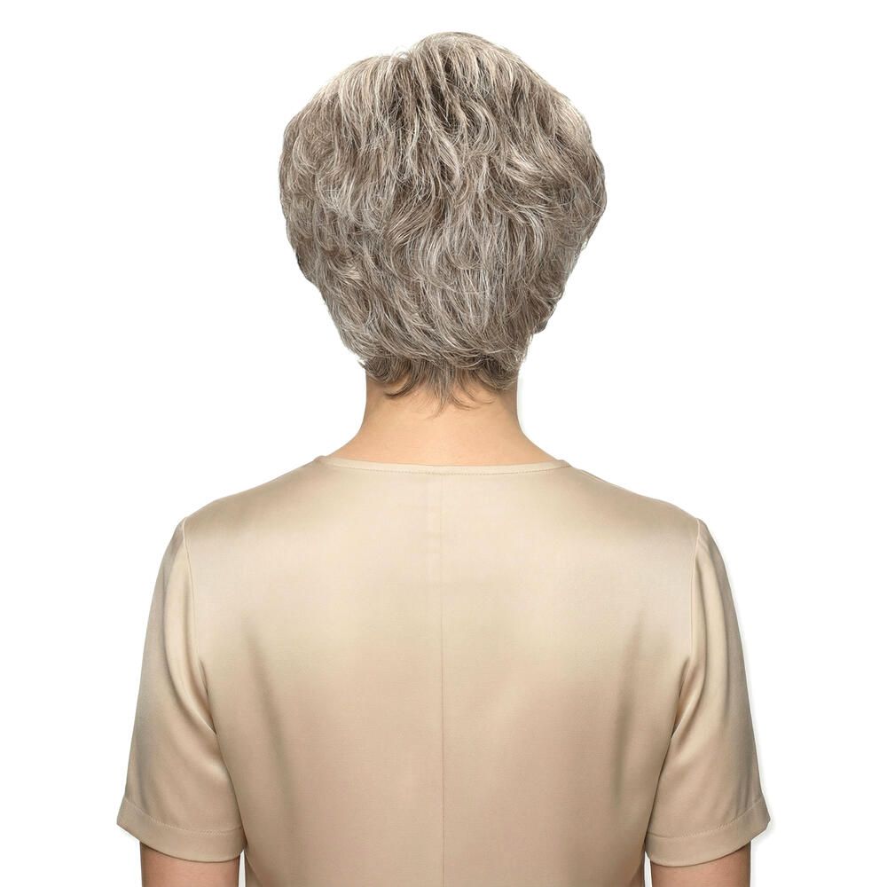 Rückansicht einer Frau mit grauer Kurzhaarperücke. Helles Oberteil. Weißer Hintergrund.