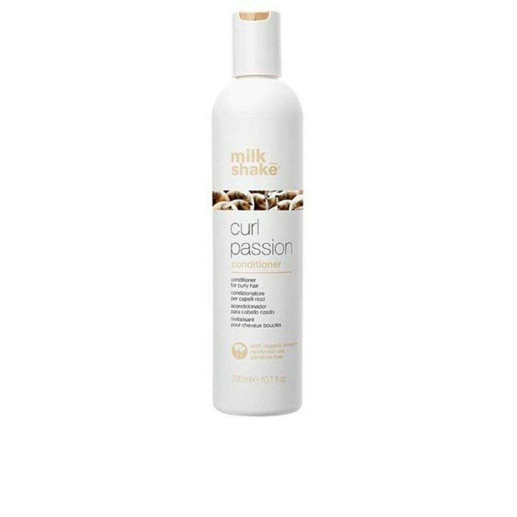 Weiße Flasche mit Conditioner. Aufschrift: Milk_shake, Curl Passion Conditioner. Für lockiges Haar. 300ml.