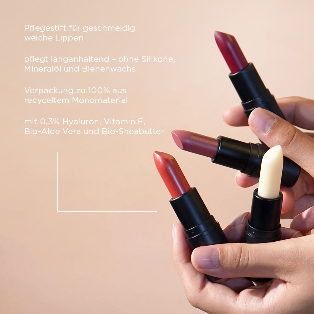 Drei Lippenbalsame in schwarzen Gehäusen. Text: Pflegegift für geschmeidig weiche Lippen, pflegt langanhaltend, ohne Silikone, Mineralöl und Bienenwachs.