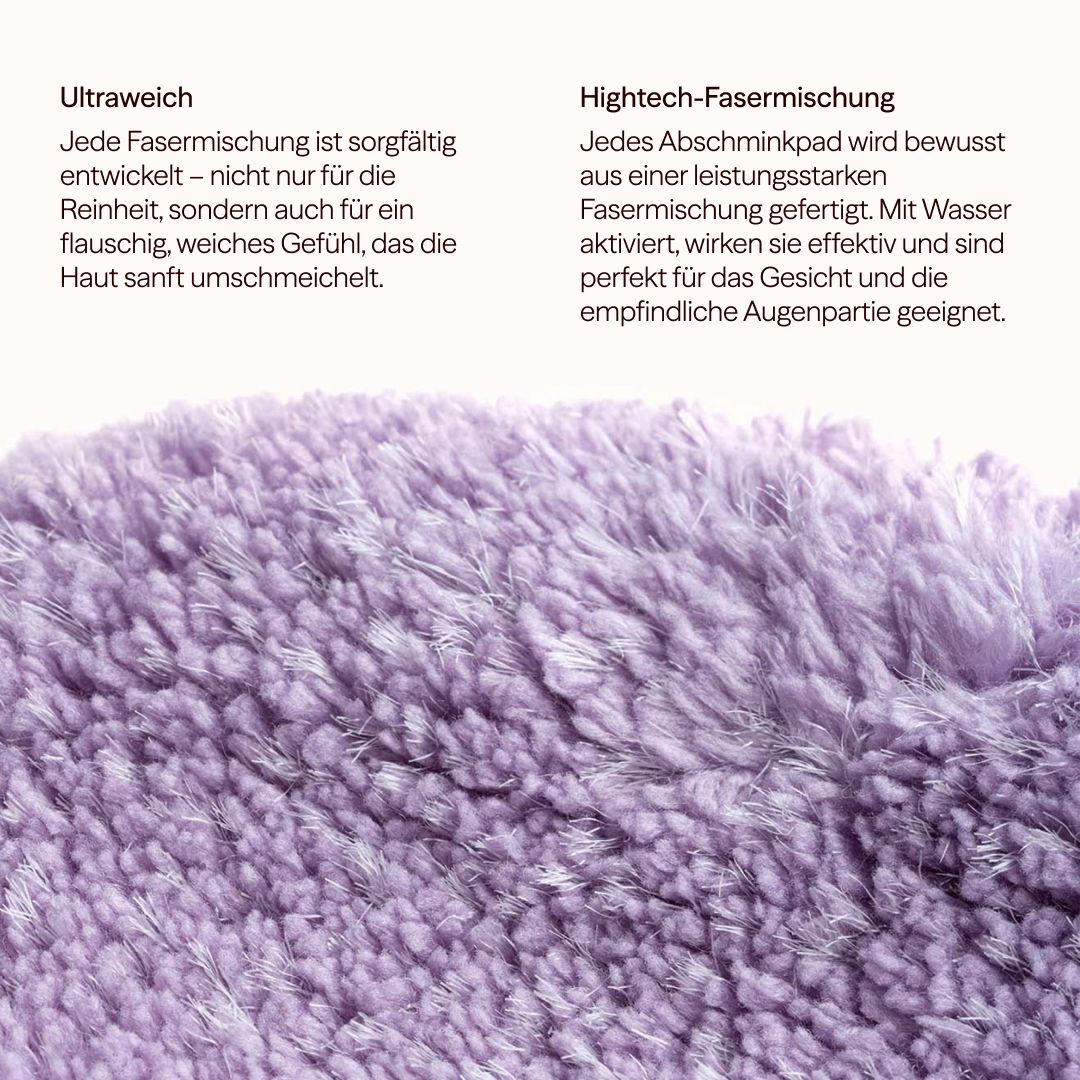 Nahaufnahme eines lilafarbenen Abschminkpads. Text: Ultraweich, Hightech-Fasermischung.