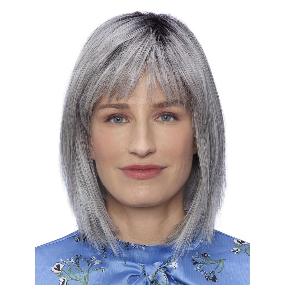 Perücke Athen von DELUXE. Graue Bob-Frisur mit Pony. Die Frau trägt ein blaues Oberteil.