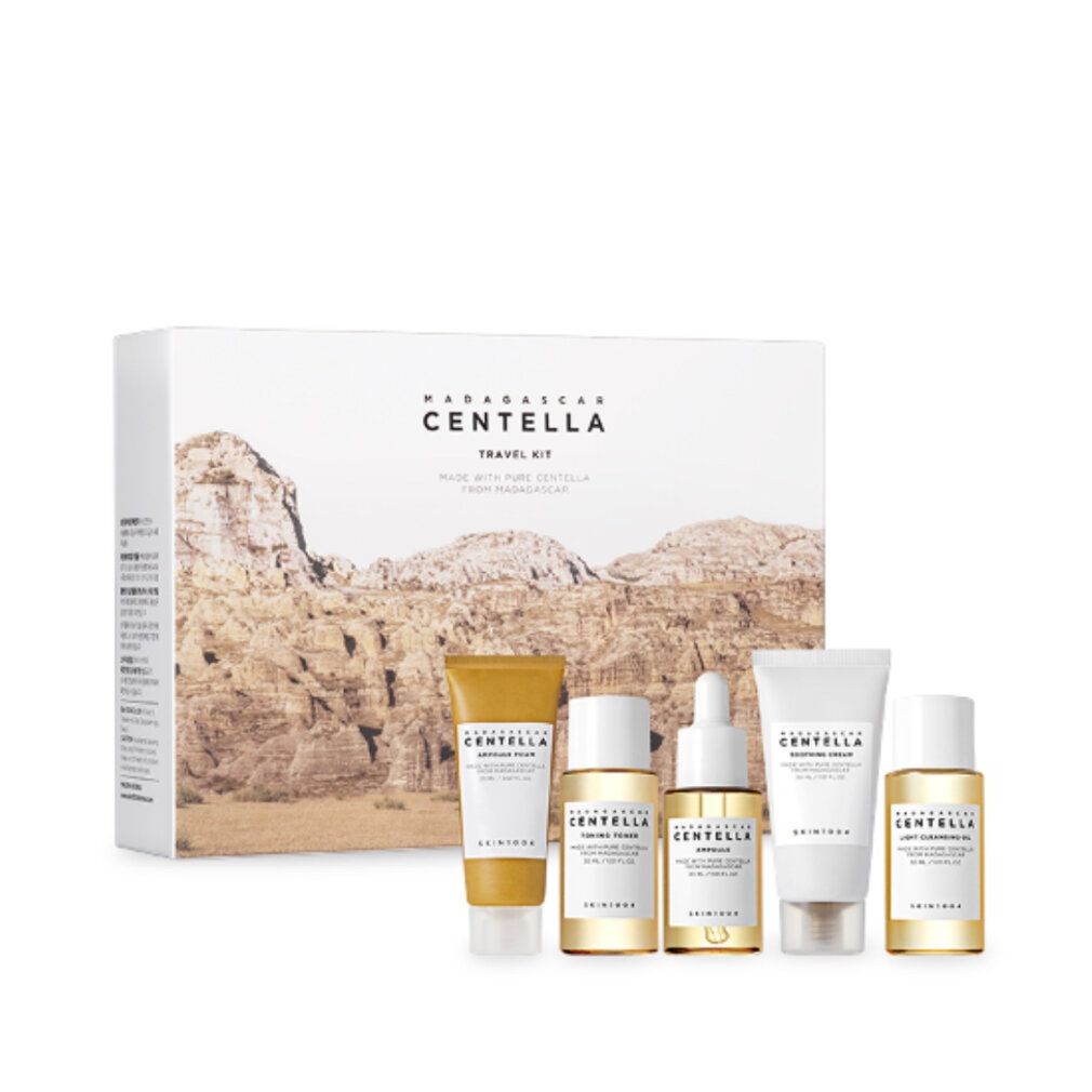 SKIN1004 Madagascar Centella Travel Kit mit fünf Produkten, auf hellem Hintergrund arrangiert.