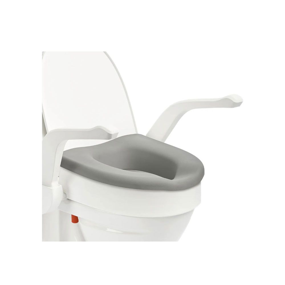 Toilettensitzerhöhung mit Armlehnen. Graue Sitzfläche, weißer Rahmen. Gezeigt auf einer Toilette.