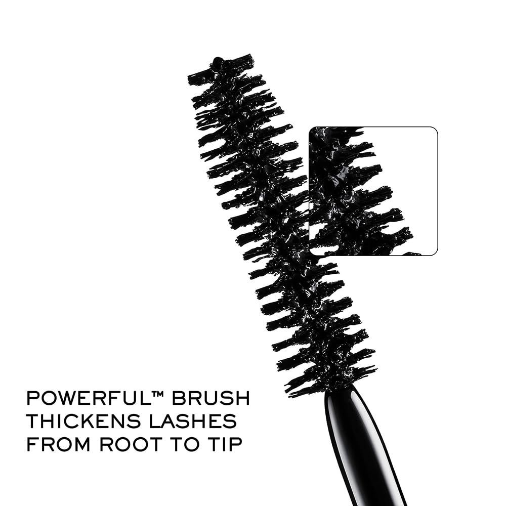 Nahaufnahme einer Mascarabürste. Text: "POWERFUL™ BRUSH THICKENS LASHES FROM ROOT TO TIP".