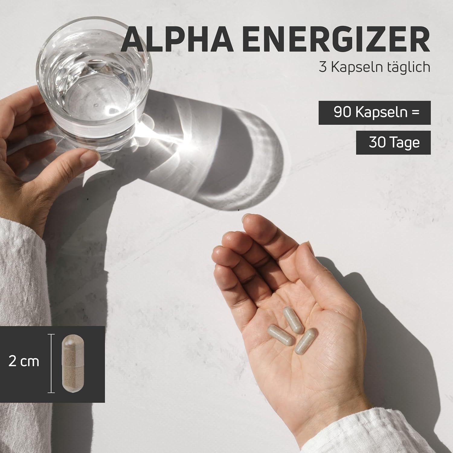 Hände mit Kapseln und Wasserglas. Text: 3 Kapseln täglich. 90 Kapseln = 30 Tage. Kapsel: 2 cm.