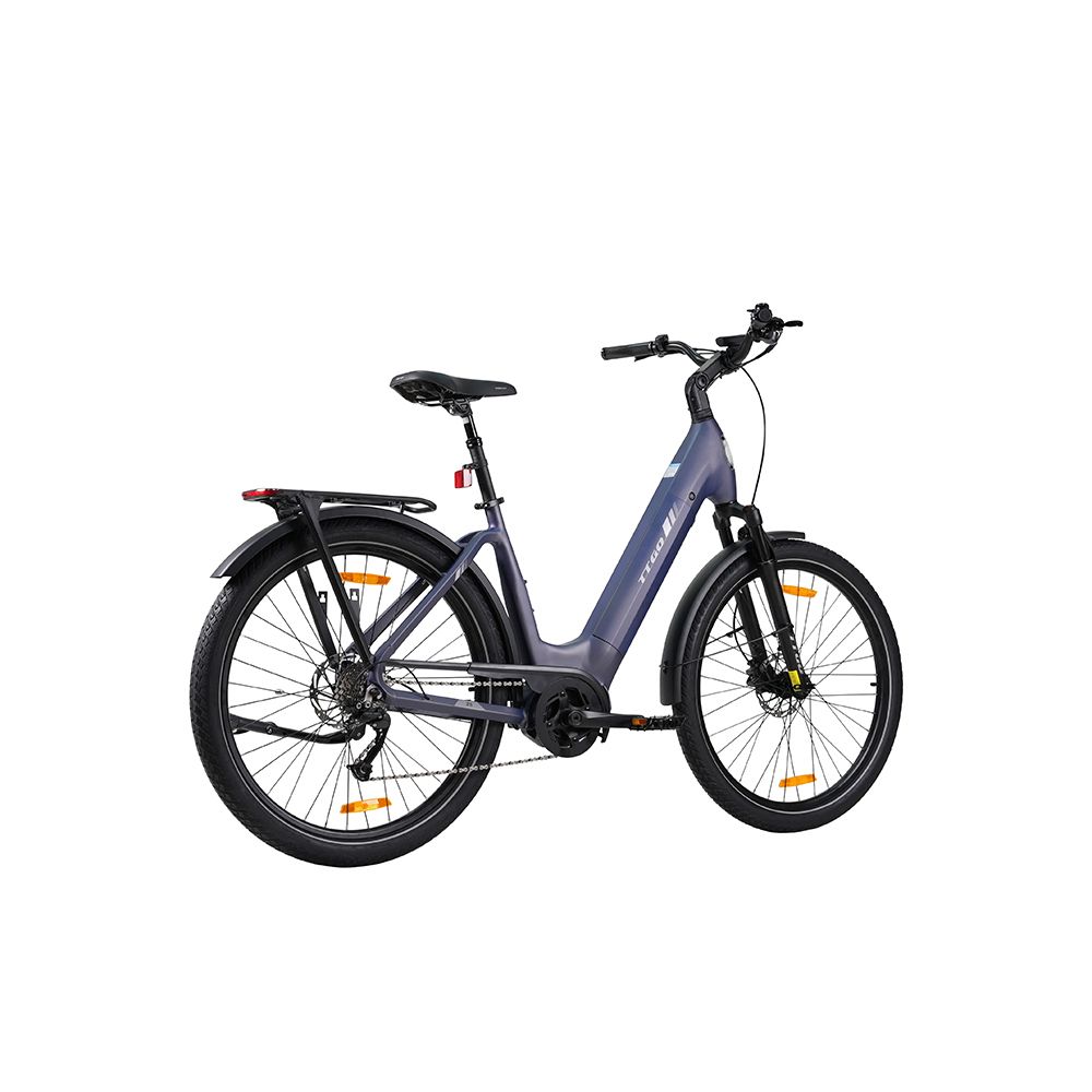 E-Bike, dunkelblau, mit Gepäckträger, Schutzblechen und schwarzem Rahmen. Räder mit orangefarbenen Reflektoren.