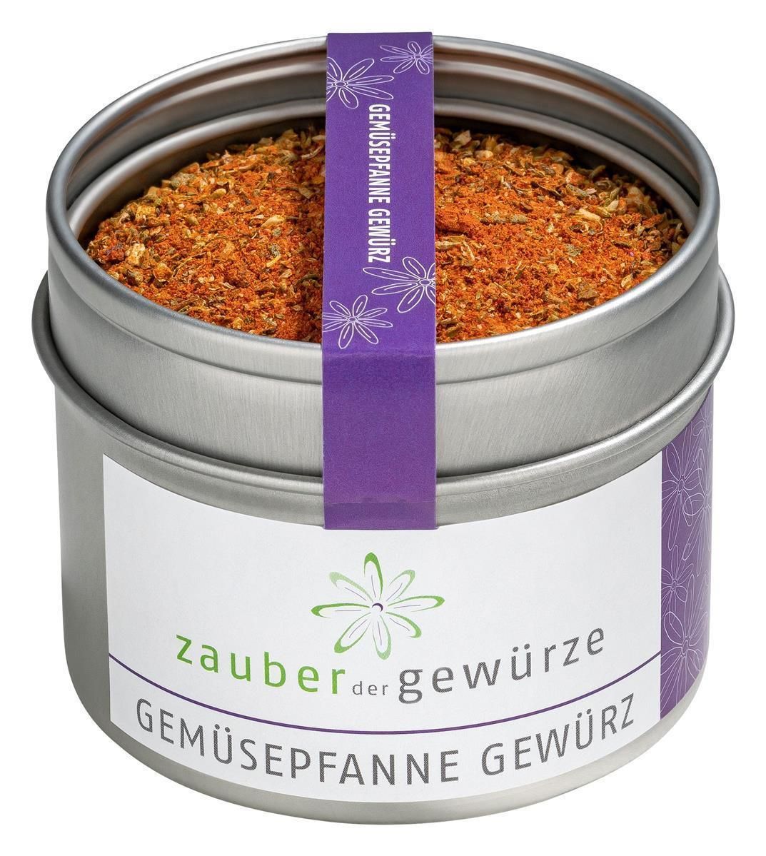 Runde Dose mit Gewürzmischung. Aufschrift: Zauber der Gewürze Gemüsepfanne Gewürz. Lila Band mit Text. Deckel offen.