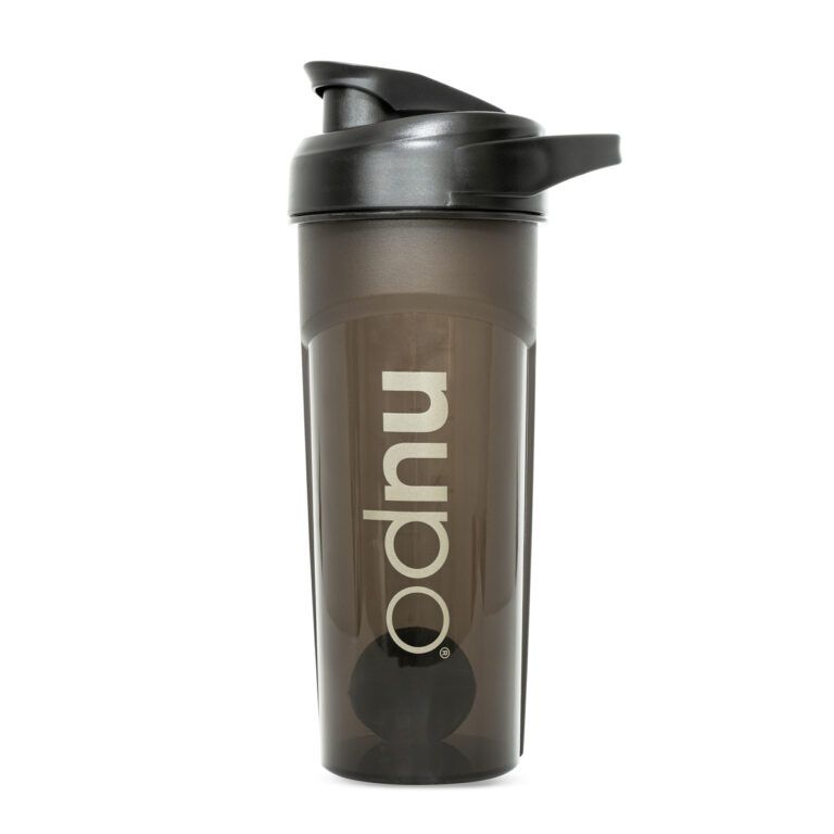 Schwarzer Shaker mit geschlossenem Deckel. Der Schriftzug "nupo" ist auf dem Shaker zu sehen. Ein Schneebesen ist im Inneren.