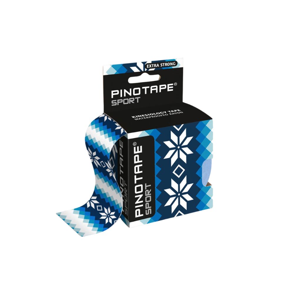 Kinesiologie-Tape in Verpackung. Blau-weißes Muster mit Schneeflocken. Aufschrift: PINOTAPE SPORT, EXTRA STRONG.
