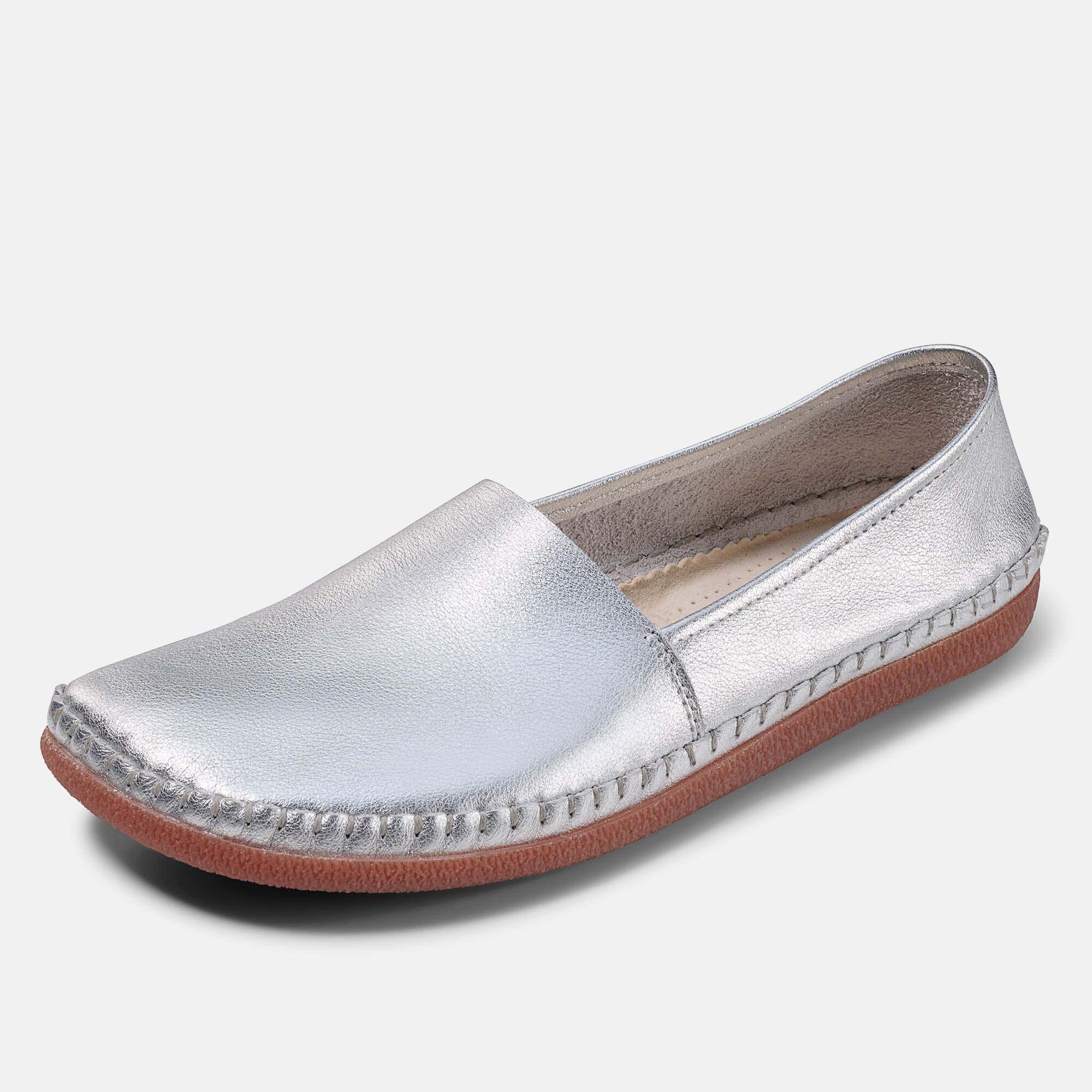 Ein silberner Unisex-Slipper mit breiter Passform, Leder.