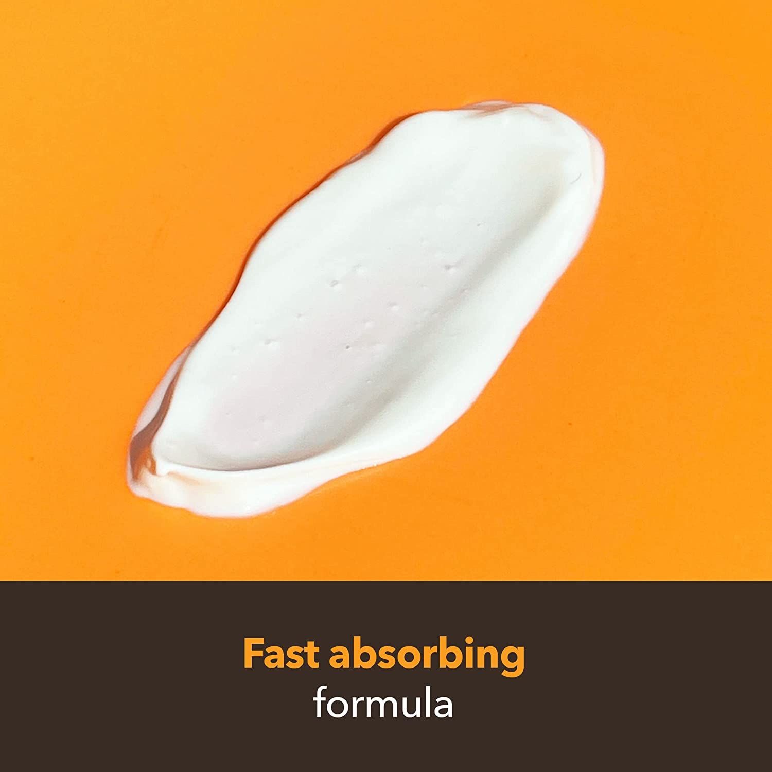 Weißes Creme-Produkt auf orangefarbenem Hintergrund. Text: Schnell einziehende Formel.