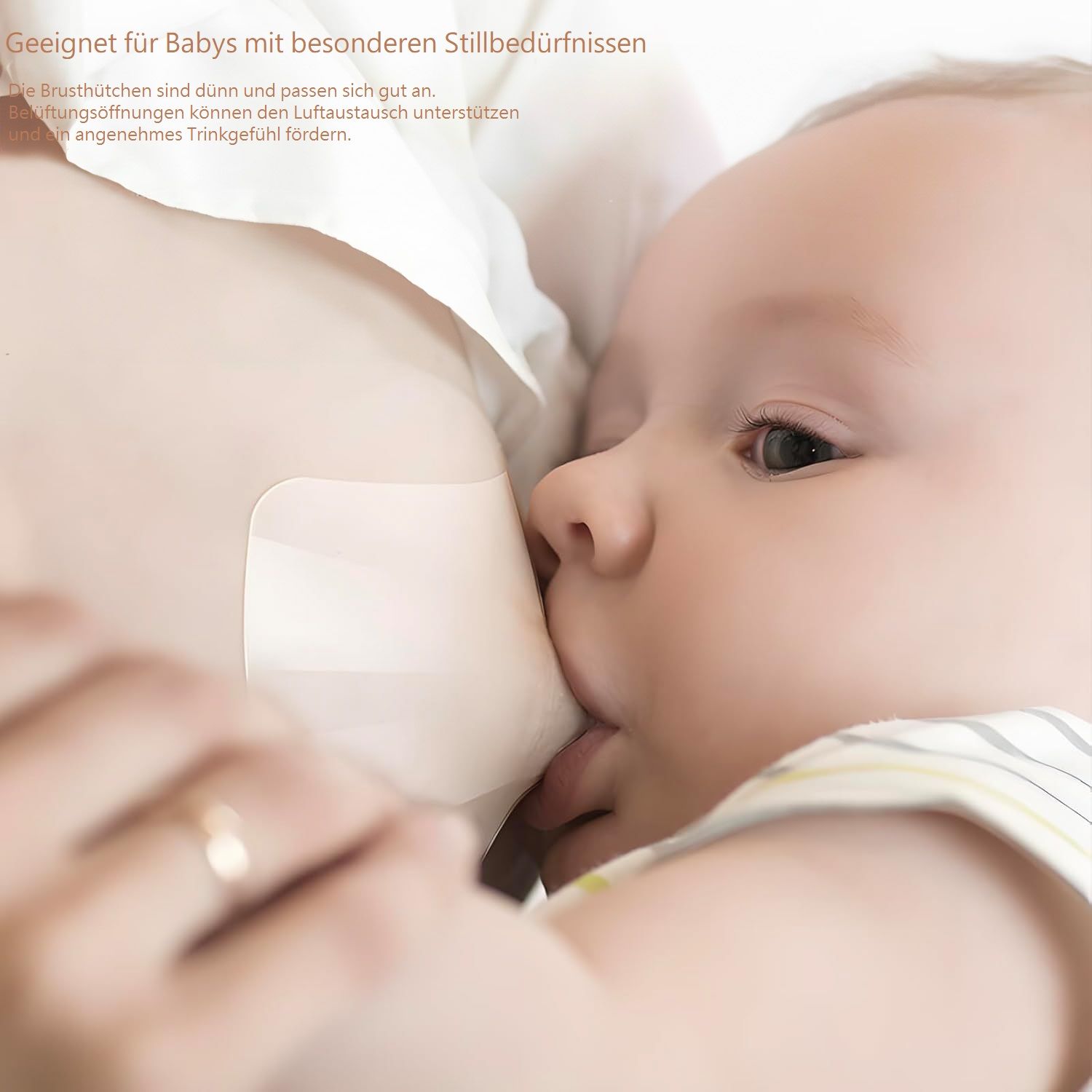Baby trinkt an der Brust mit Stillhütchen. Text: Geeignet für Babys mit besonderen Stillbedürfnissen.
