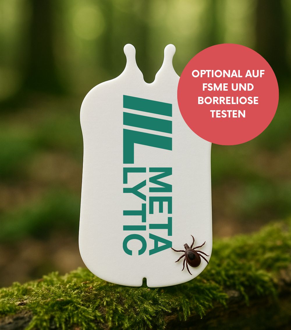 Zeckenkarte MetaLytic auf Ast. Roter Kreis mit Text: Optional auf FSME und Borreliose testen. Zecke.