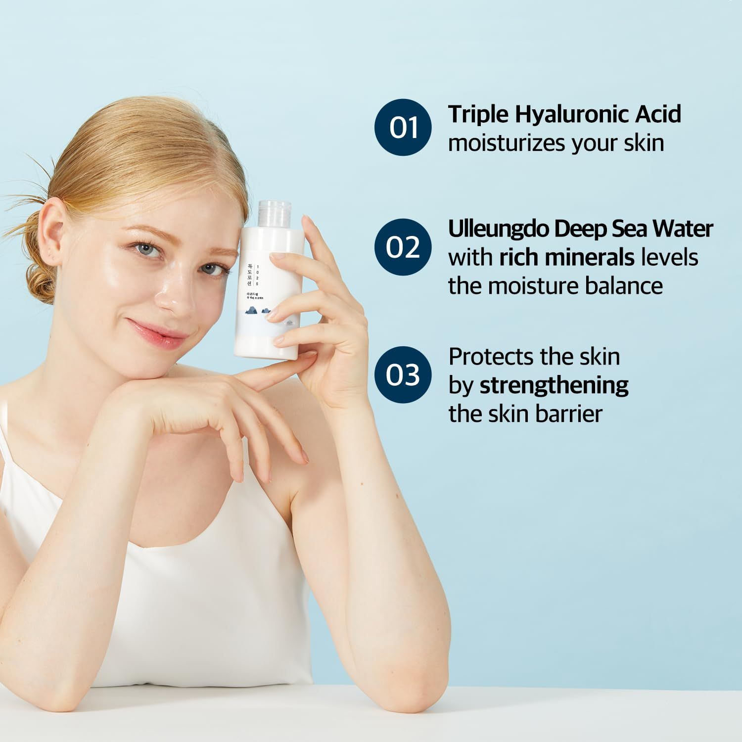Frau hält ROUND LAB 1025 Dokdo Lotion. Erläutert Hyaluronsäure, Meerwasser und Hautschutz.