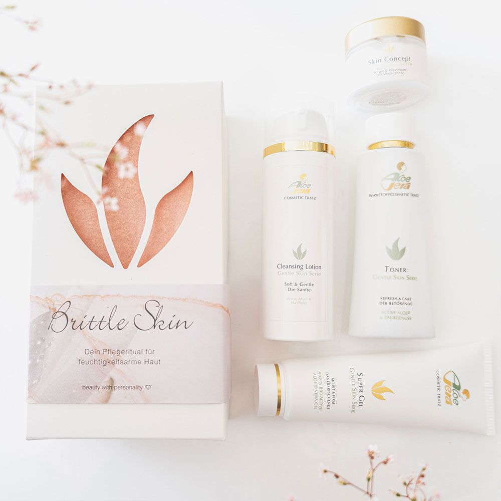 Kosmetik-Set mit Produkten und Verpackung. Produkte: Reinigungslotion, Toner, Super Gel, Skin Concept Creme. Verpackung mit Logo und Schriftzug 'Brittle Skin'.