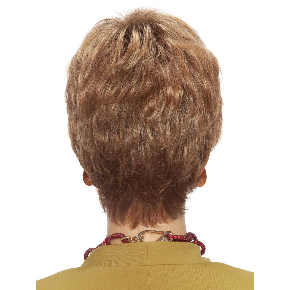 Kurzhaarperücke, blond-braun, Rückansicht. Frau mit Ohrringen und roter Halskette. Auf hellem Hintergrund.