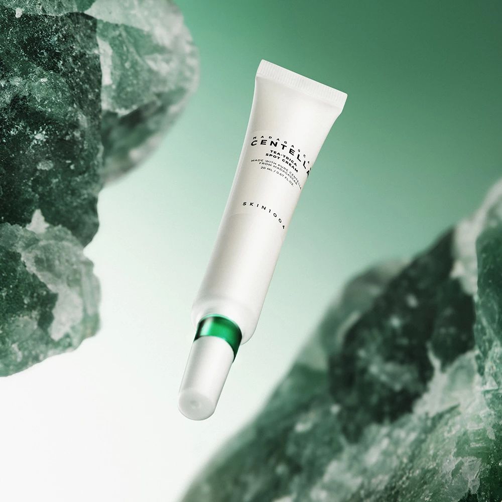 Weiße Tube mit grünem Akzent, vor grünem Hintergrund. Aufschrift: Centella Tea-Trica Spot Cream.