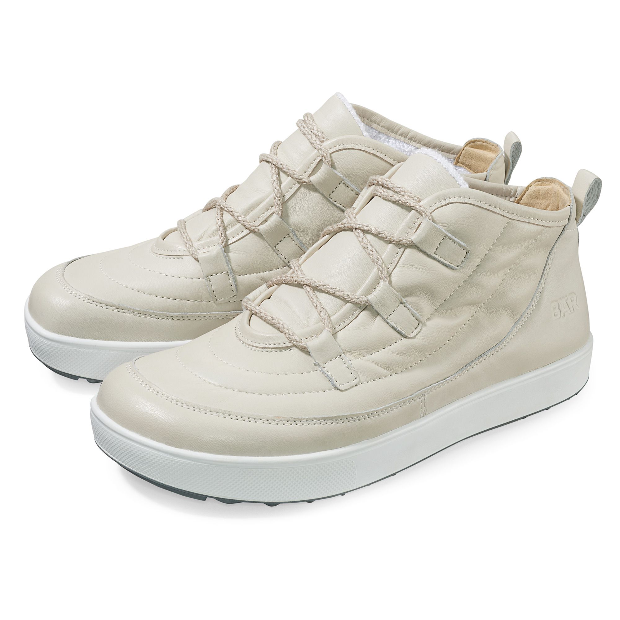 Beige Stiefeletten mit Schnürung und weißer Sohle. Gepolstertes Obermaterial, hellbraune Schnürsenkel. Seitlich das Logo.