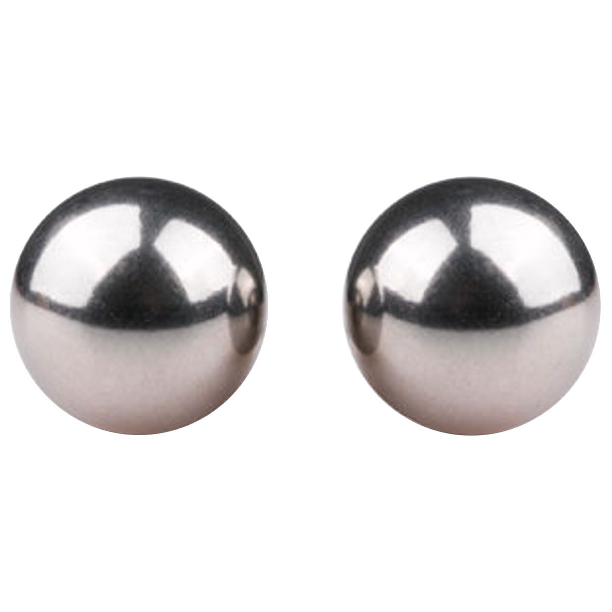 Zwei metallisch glänzende Kugeln. Runde Form, glatte Oberfläche. Reflexionen auf der Oberfläche.