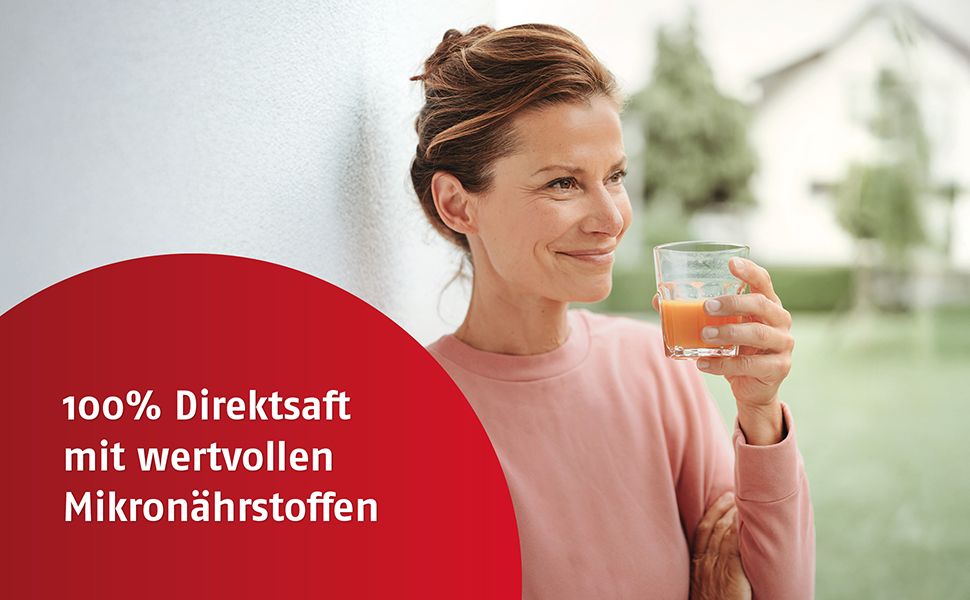 Frau trinkt Saft aus einem Glas. Roter Hintergrund mit Text: 100% Direktsaft mit wertvollen Mikronährstoffen.