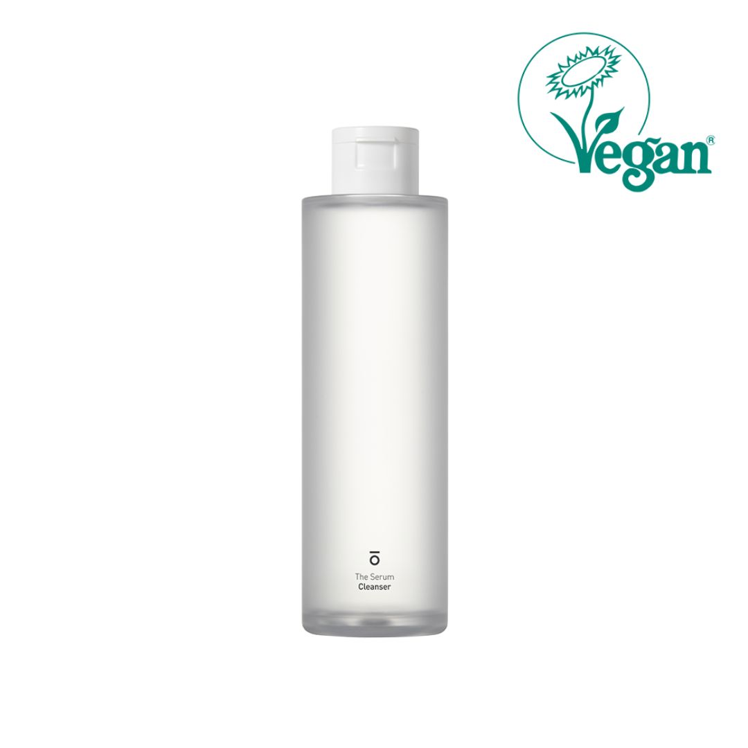 Transparente Flasche mit weißem Klappverschluss. Vegan-Siegel. Aufschrift: The Serum Cleanser.