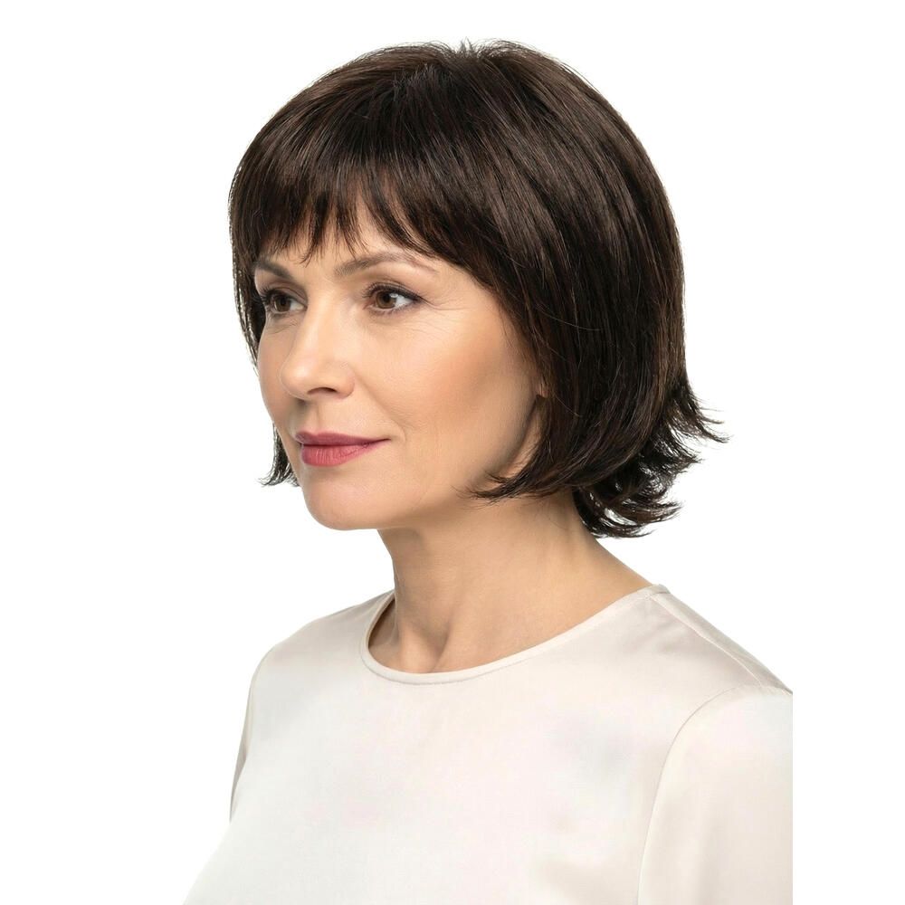 Braune Perücke mit Pony. Frau mit hellem Oberteil. Seitenansicht.