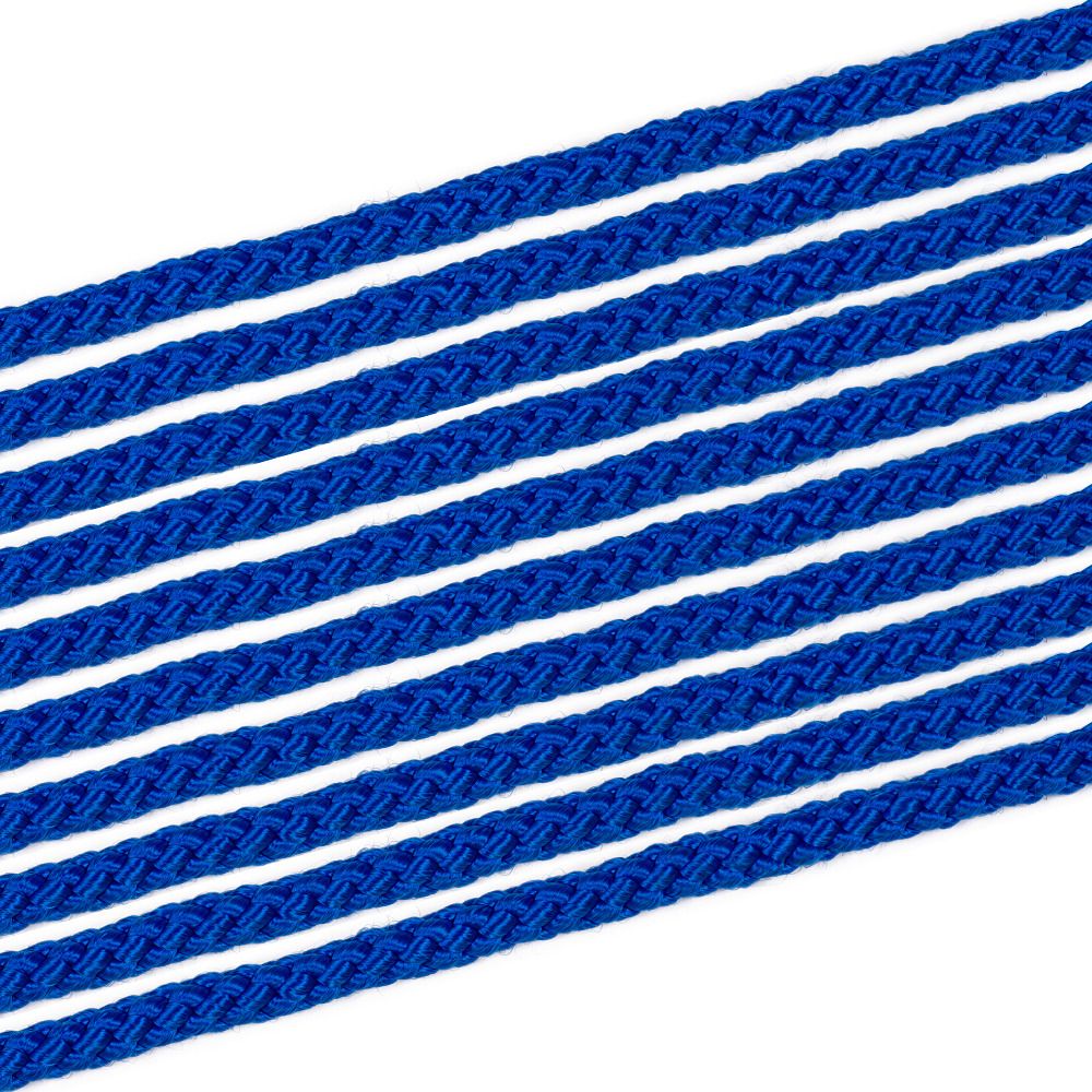 Blaue Gymnastikseile in parallelen Reihen. Geflochtenes Muster. Auf weißem Hintergrund.