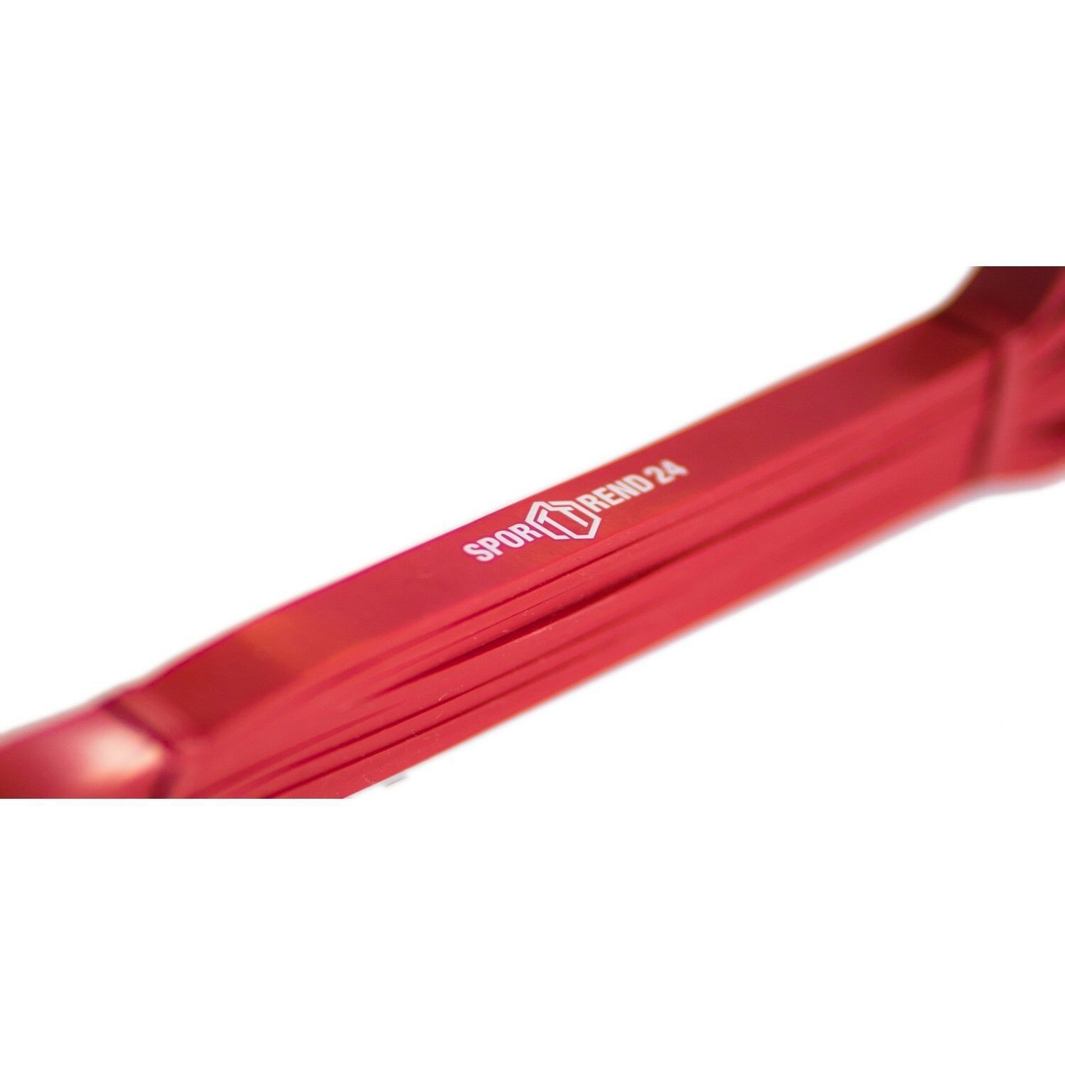 Rotes Fitnessband, Detailaufnahme. Weißer Sporttrend24-Aufdruck.