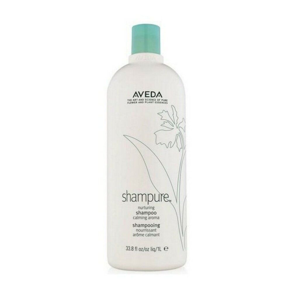 Weiße Shampoo-Flasche mit blauem Deckel. Aufschrift: Aveda, Shampure, nährendes Shampoo, beruhigendes Aroma. 1L.