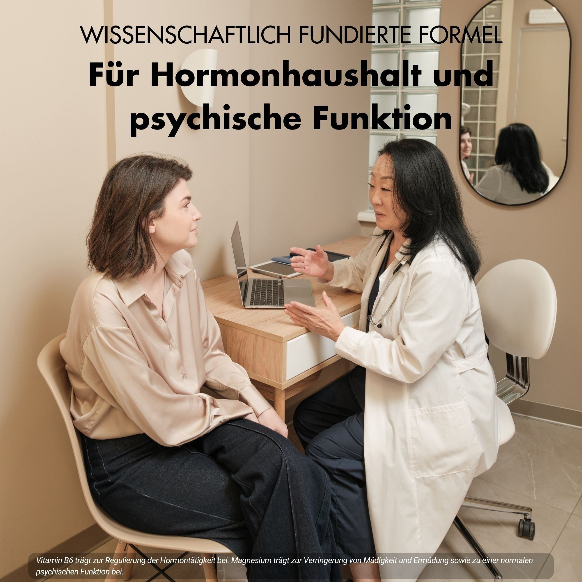 Ärztin im Gespräch mit Patientin über Hormonhaushalt und psychische Funktion.