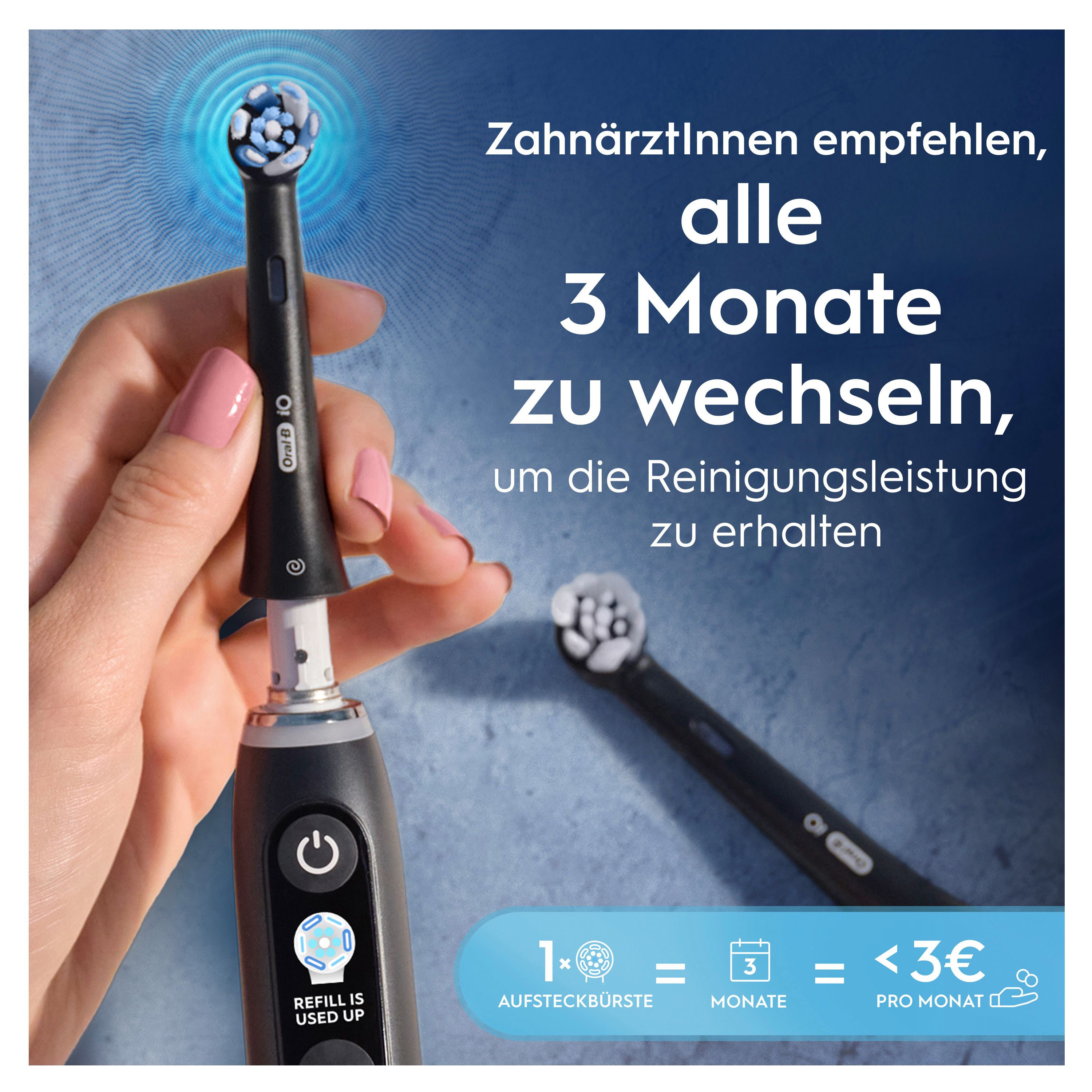 Hand hält eine schwarze Zahnbürste. Text: Alle 3 Monate wechseln. Aufsteckbürste = 3 Monate = <3€ pro Monat.