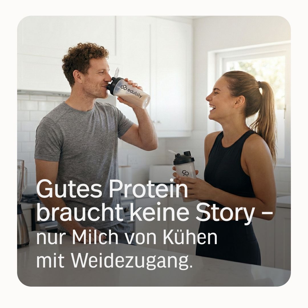 Mann und Frau trinken edubily® Whey Protein aus Shaker-Flaschen in einer Küche. Gutes Protein braucht Milch von Kühen mit Weidezugang.