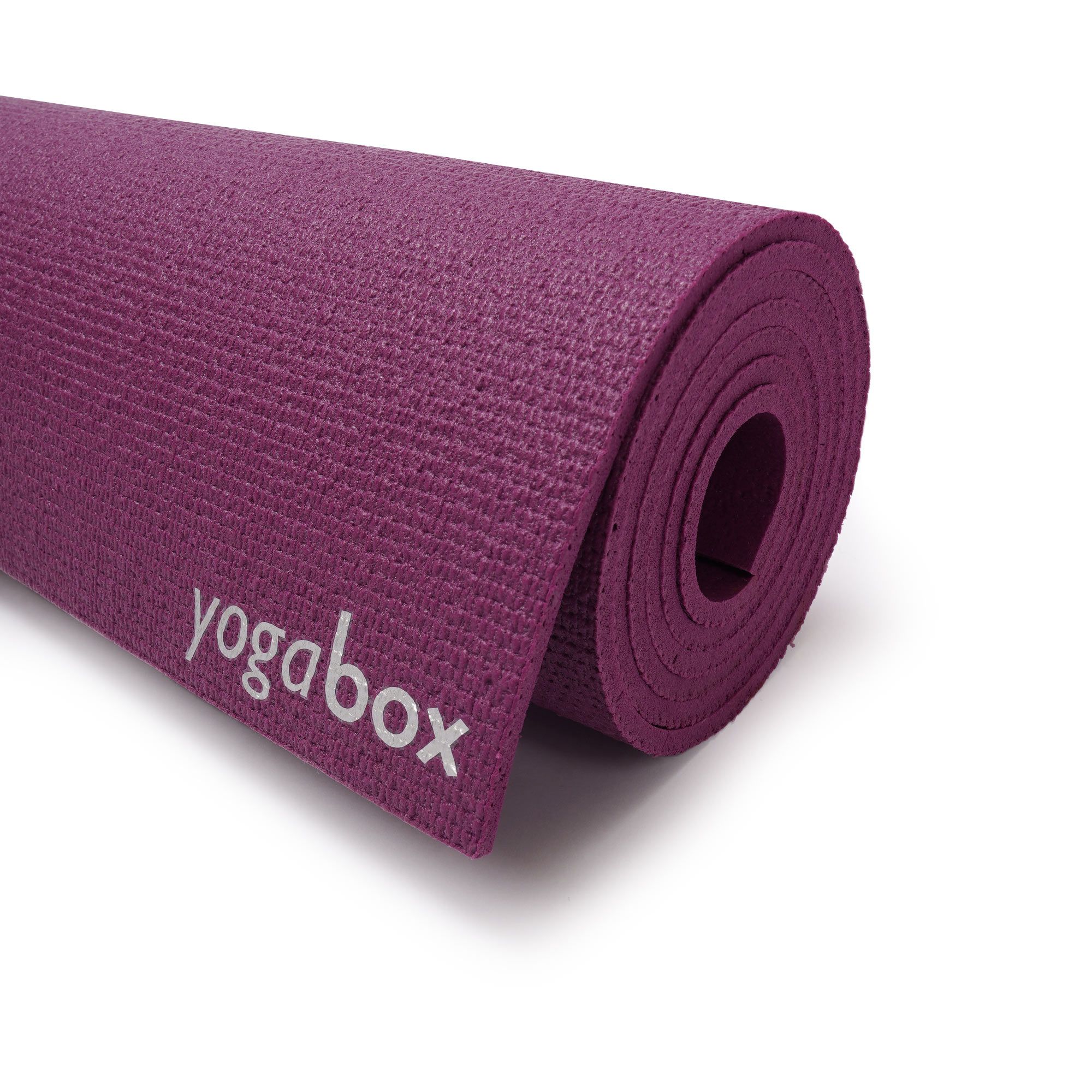 Yogamatte in Pflaumenlila mit sichtbarem 'yogabox'-Logo. Teilweise aufgerollt, zeigt die Textur.