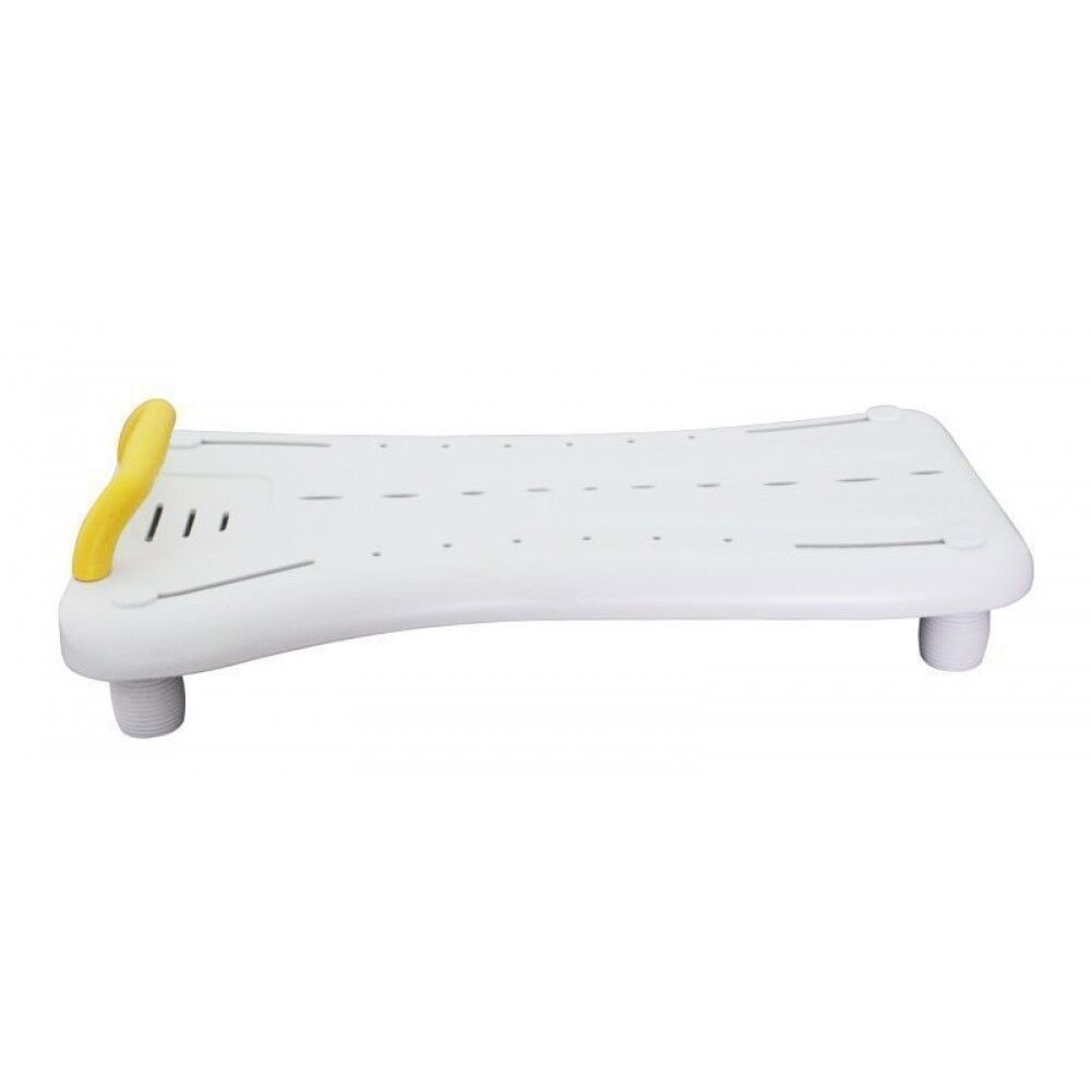 Weißes Badewannenbrett mit gelbem Griff. Das Brett hat Löcher und steht auf vier Füßen.