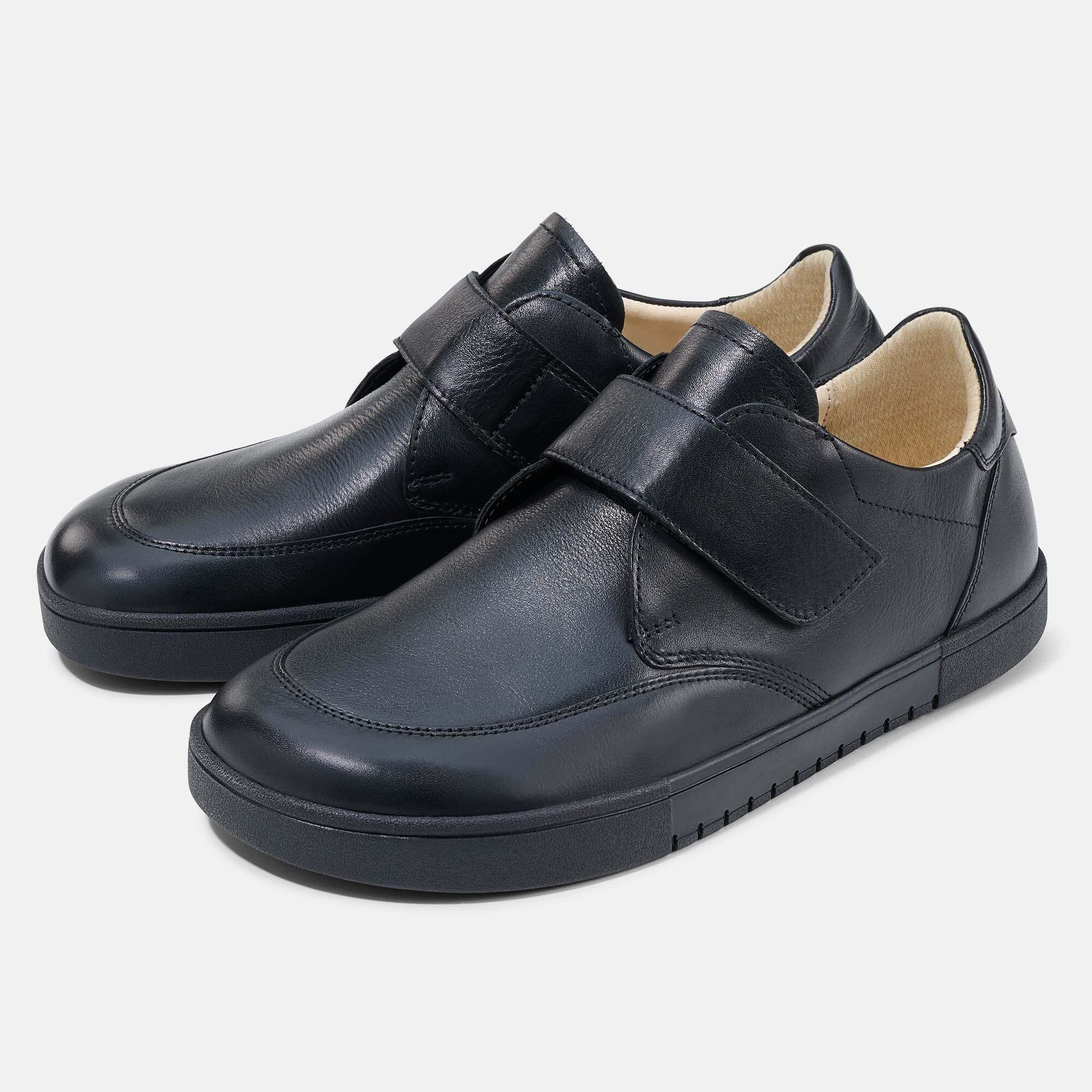 Dunkelblaue Leder-Schnürschuhe mit heller Gummisohle.