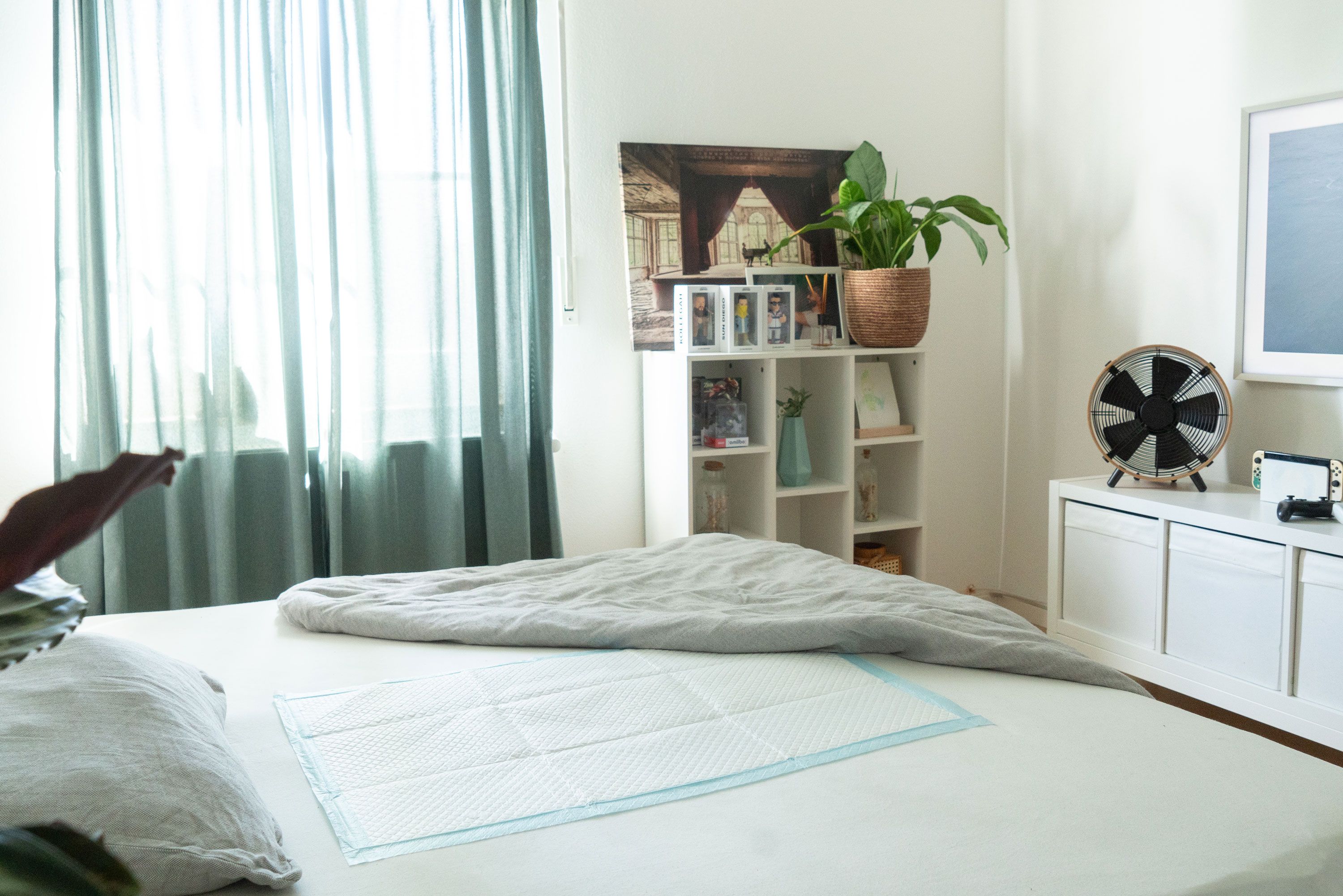 Schlafzimmer mit Bett. Auf dem Bett liegt eine Inkontinenz Unterlage.