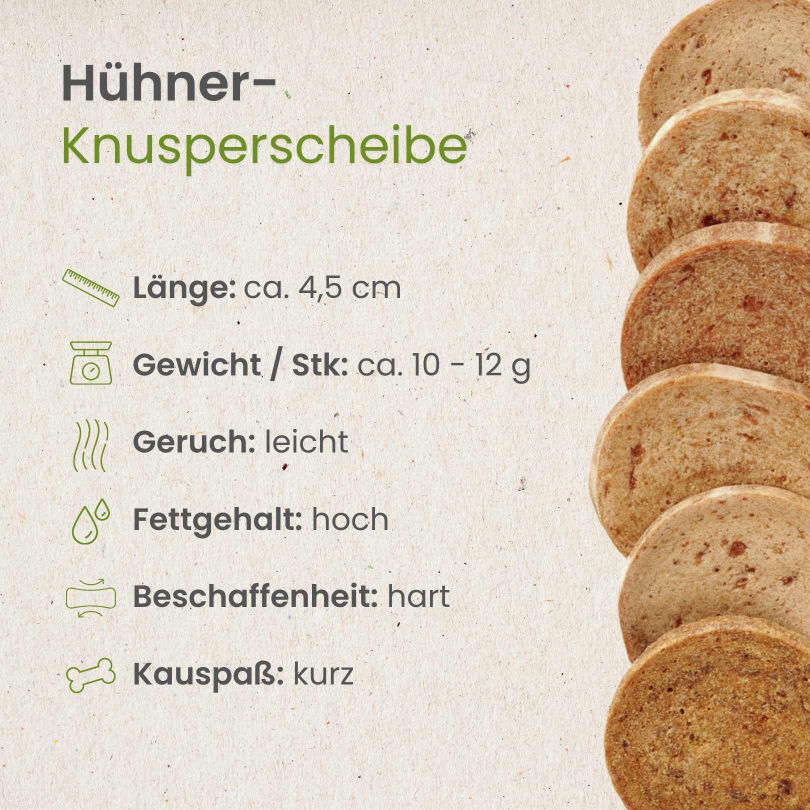 Hundefutter: Hühner-Knupsperscheiben, ca. 4,5 cm lang, auf einem Holzstamm gestapelt.