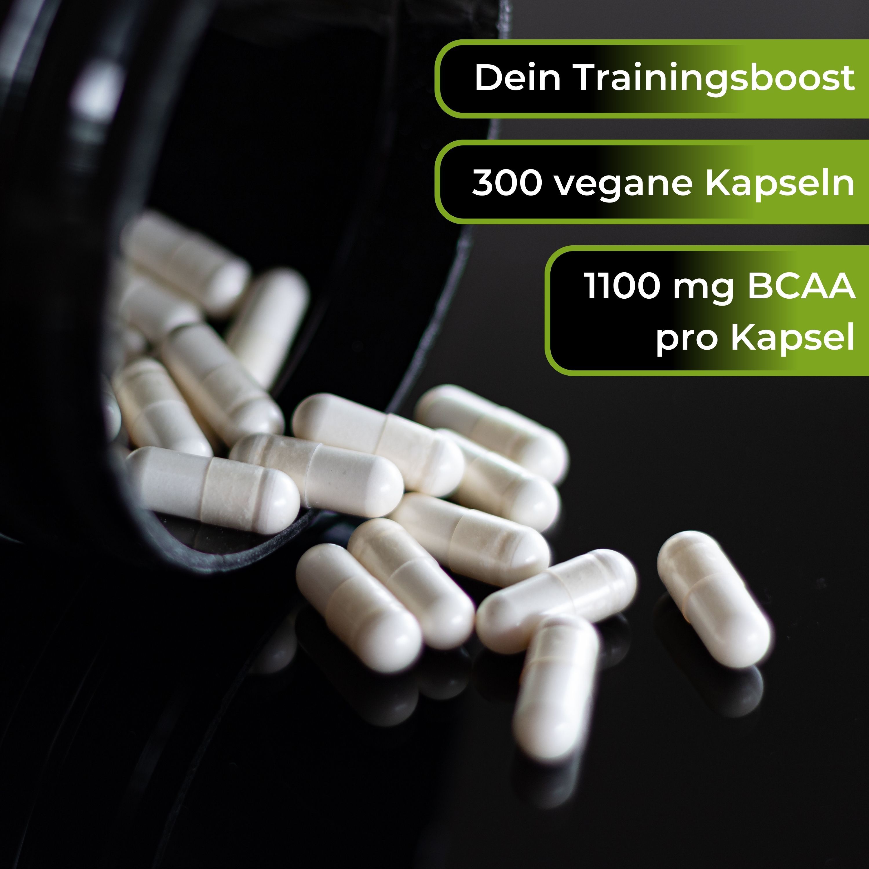 Weiße Kapseln liegen verstreut. Text: 300 vegane Kapseln, 1100 mg BCAA pro Kapsel. Schwarzer Hintergrund.