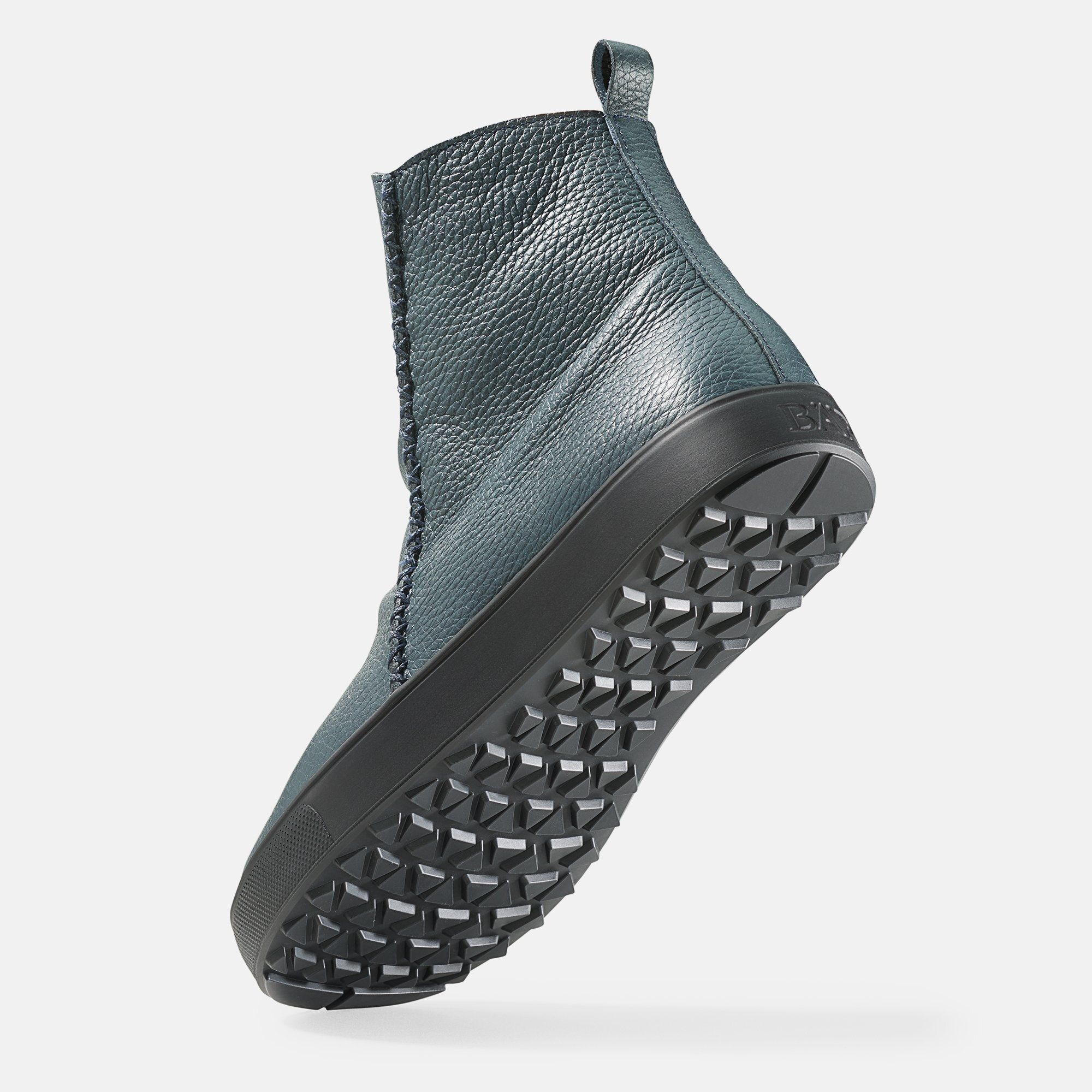 Blaue Stiefelette, flache Sohle mit Profil. Obermaterial Lederoptik. Angedeuteter Absatz.