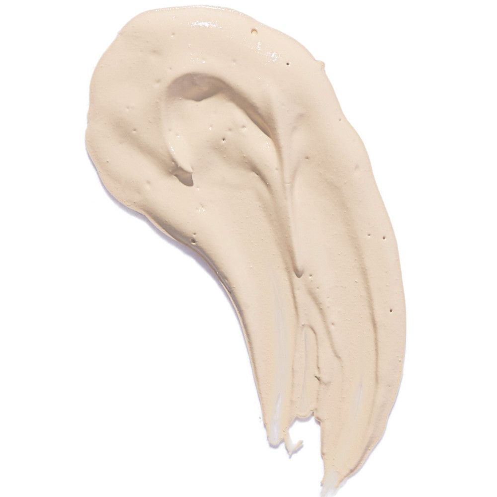 Heller Concealer-Strich auf weißem Hintergrund. Textur mit sichtbaren Poren.