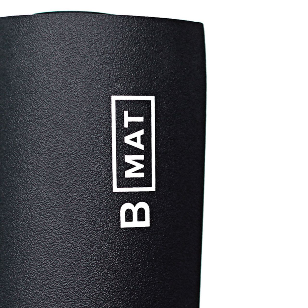 Nahaufnahme: Schwarze Yogamatte mit weißem "B MAT" Logo.