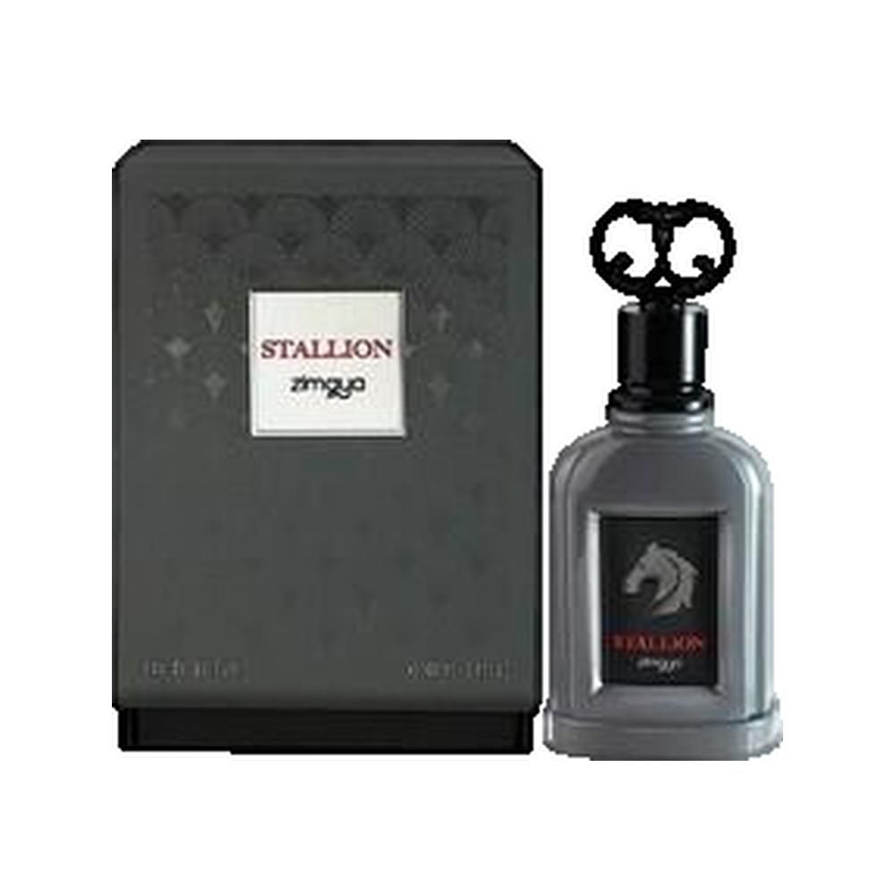 Graue Parfumflasche neben grauer Schachtel. Flasche: schwarzer Verschluss, schwarzes Etikett mit Pferdekopf und Schriftzug Stallion.