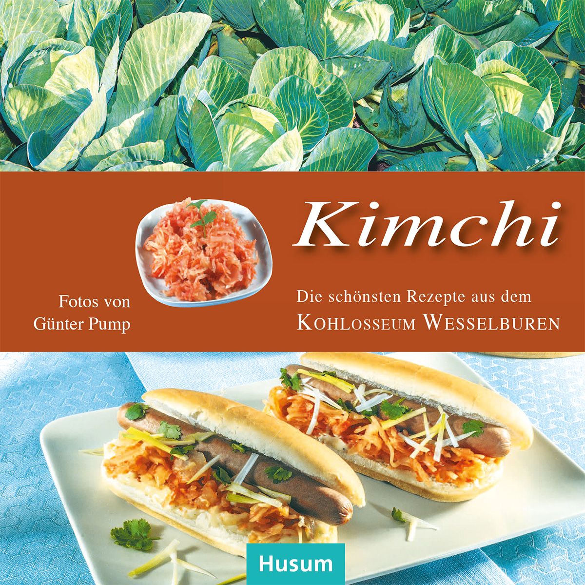 Buchcover mit Kimchi-Rezepten. Oben Kohlblätter, Mitte Kimchi-Schale, unten Hotdogs. Titel: Kimchi. Verlag Husum.