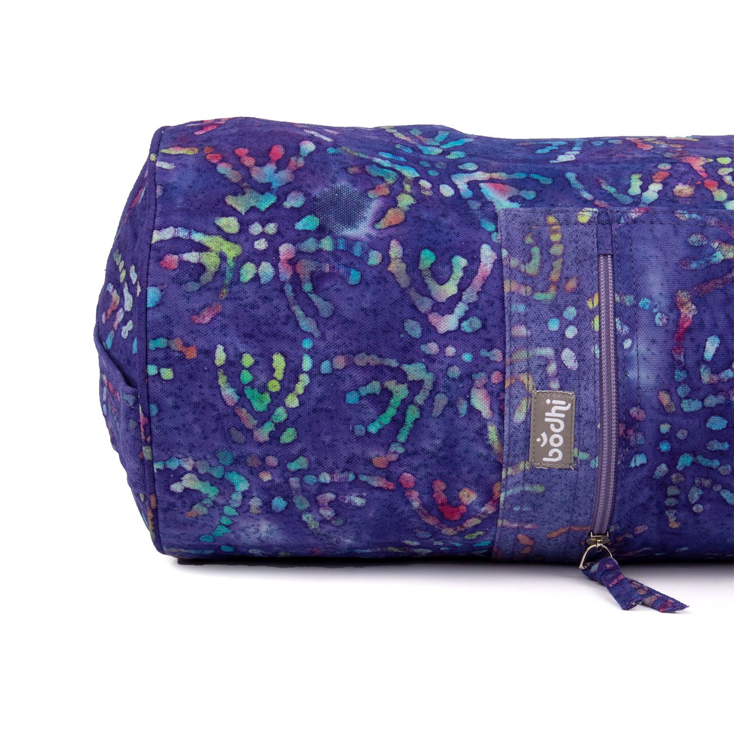 Gros plan du sac de yoga. Tissu lila à motifs colorés. Fermeture éclair avec logo Bodhi. Sur fond blanc.
