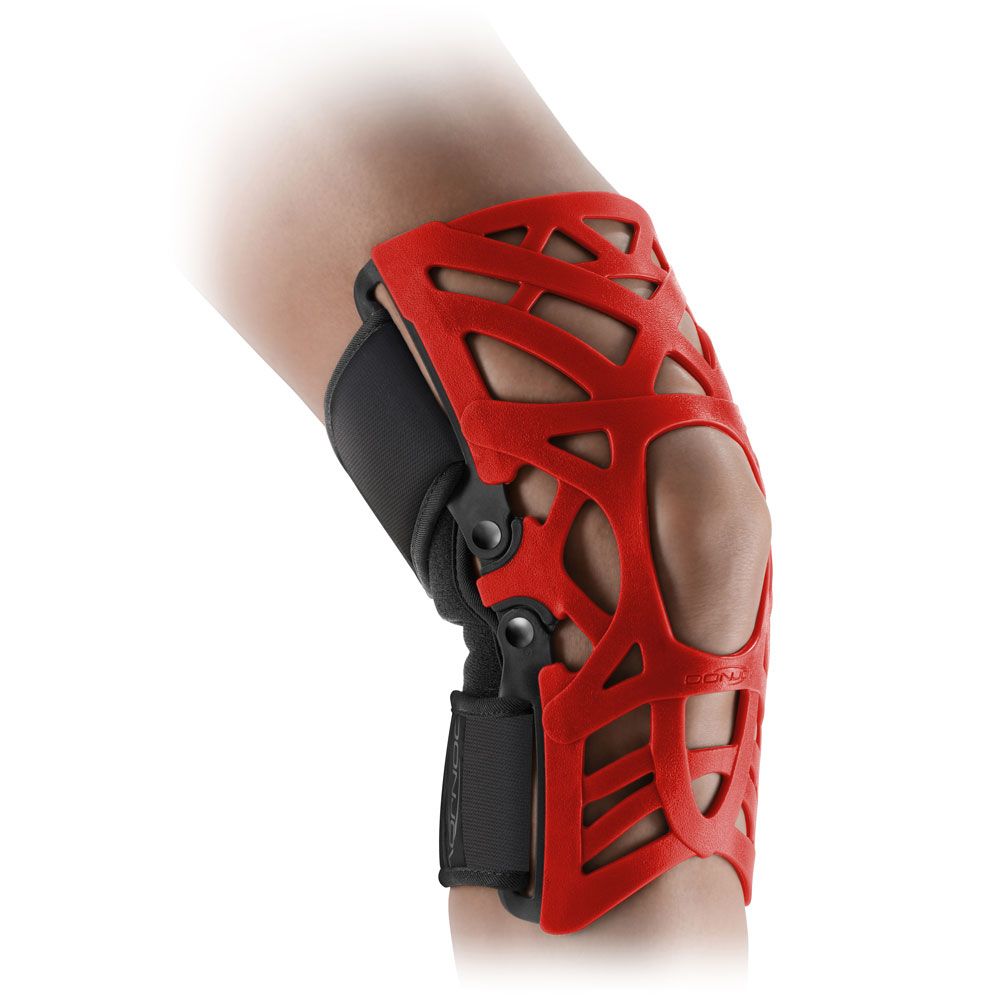 Knieorthese DONJOY® MATRIX PT, rot. Offenes Design, schwarze Gurte. Am Bein getragen.