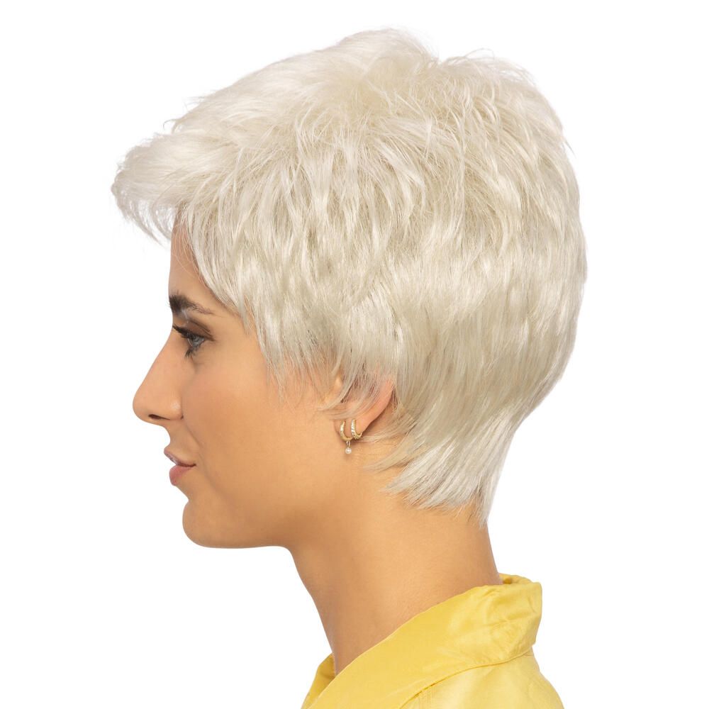 Kurzhaarperücke in Blond. Profil einer Frau mit Perücke. Gelbes Oberteil. Ohrringe.