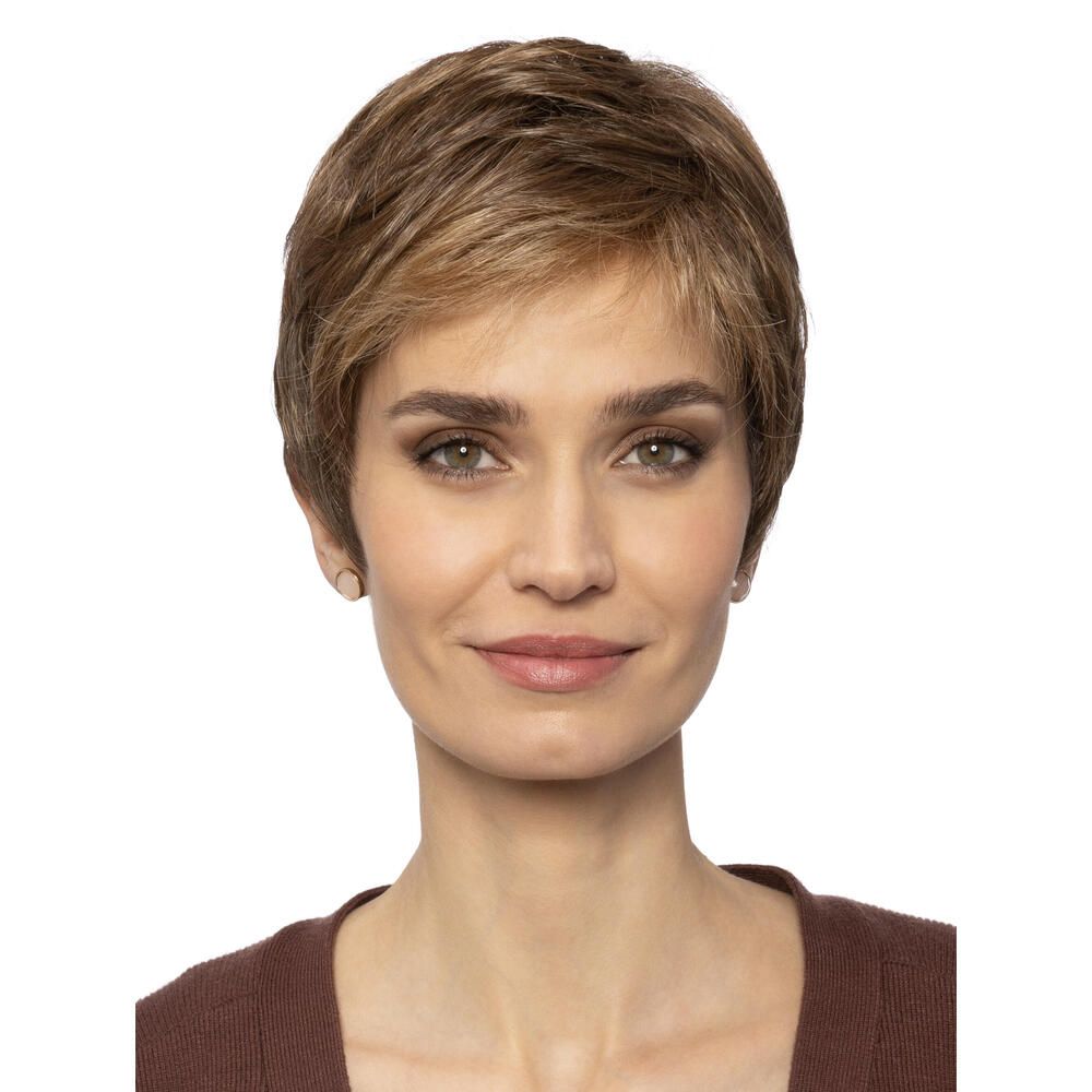 Kurzhaarperücke mit braunen und blonden Strähnen. Frontale Ansicht einer Frau mit Perücke.