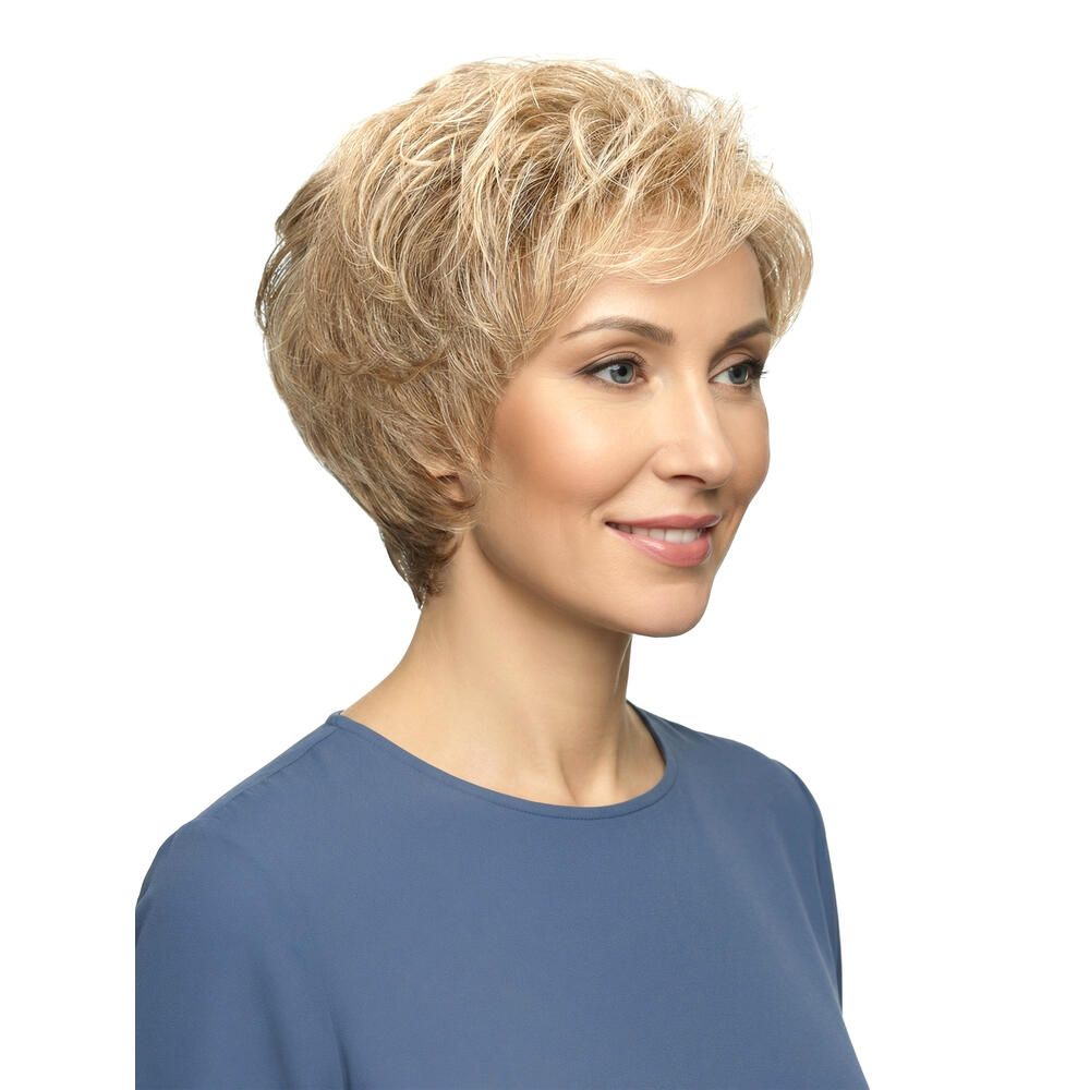 Kurzhaarperücke in Blondtönen. Dreiviertelansicht einer Frau mit blauem Oberteil. Natürlicher Look.