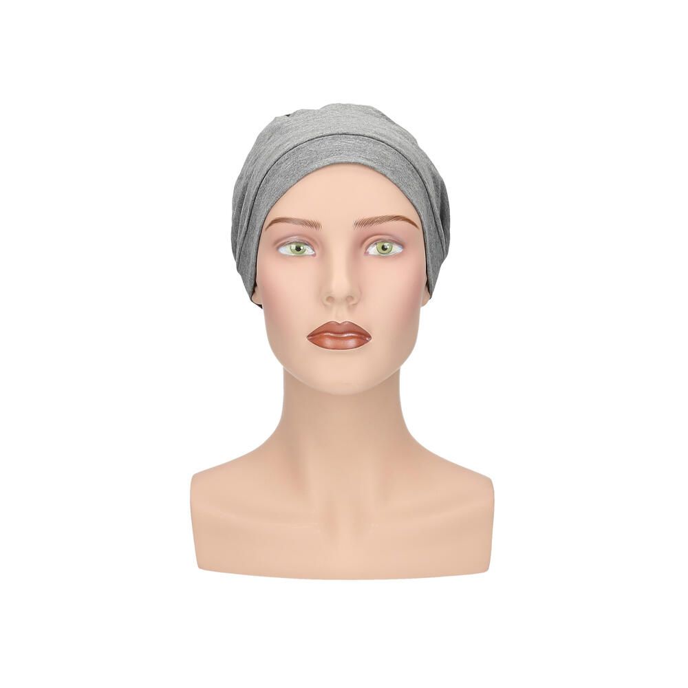 Grauer Turban auf einer Schaufensterpuppe. Vorderansicht. Stoffhaube mit Falten. Für den Kopf.